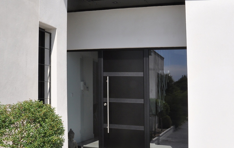 CLASSIQUE et CONTEMPORAINE : notre gamme de portes ALU à Vernon